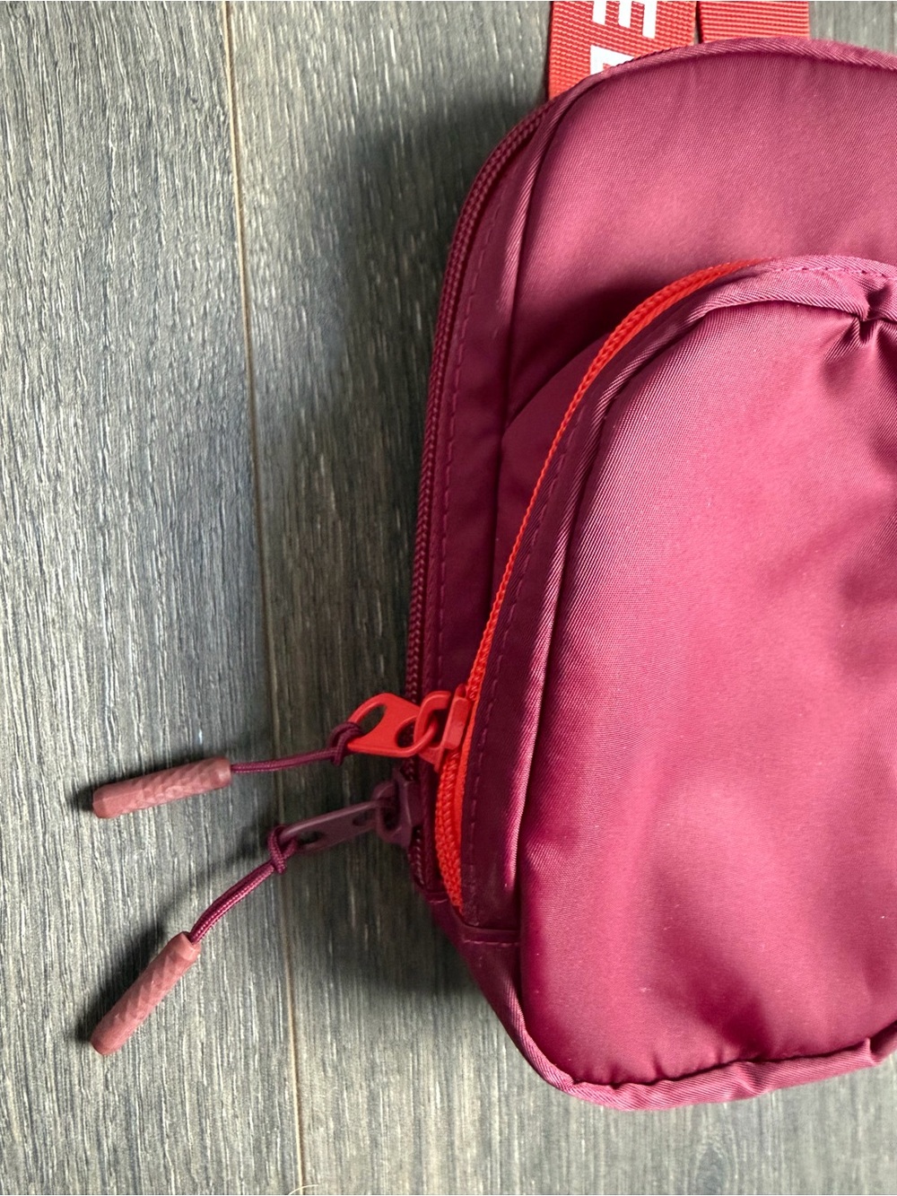 Peloton Crossbody Bag Burgundy Red Adjustable Strap Like New Condition Gym - Picture 4 of 9